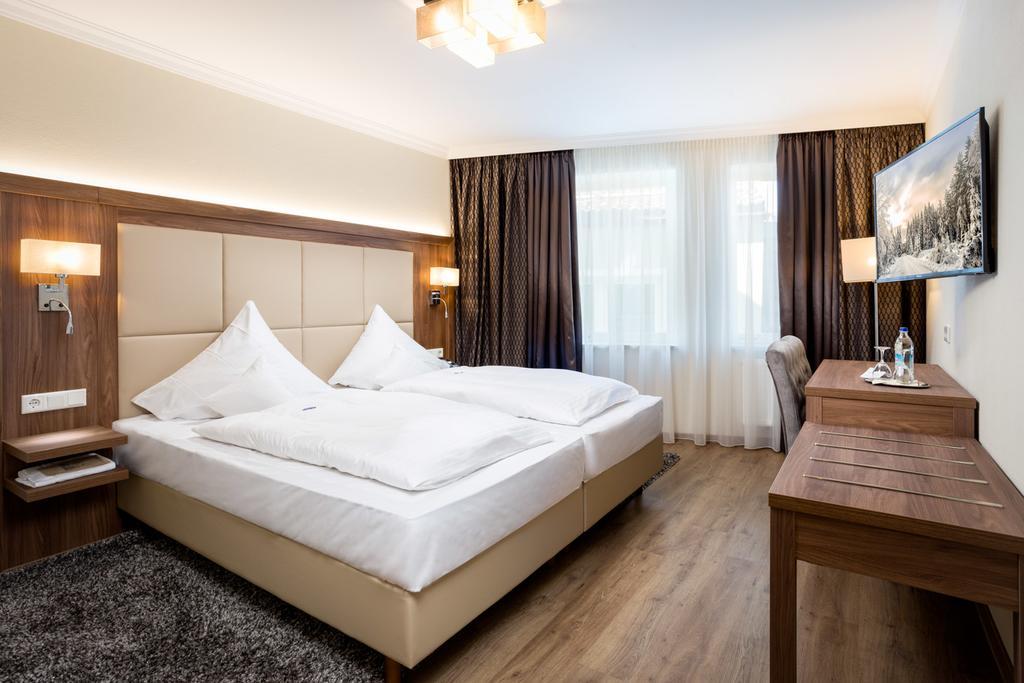 Hotel-Gasthof Hoettl ديغندورف الغرفة الصورة
